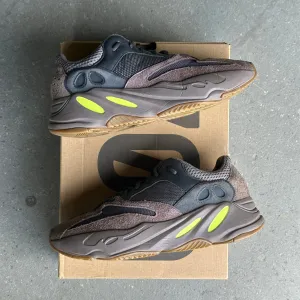 adidas Yeezy Boost 700 Mauve *pre-owned* (SIZE 8.5)