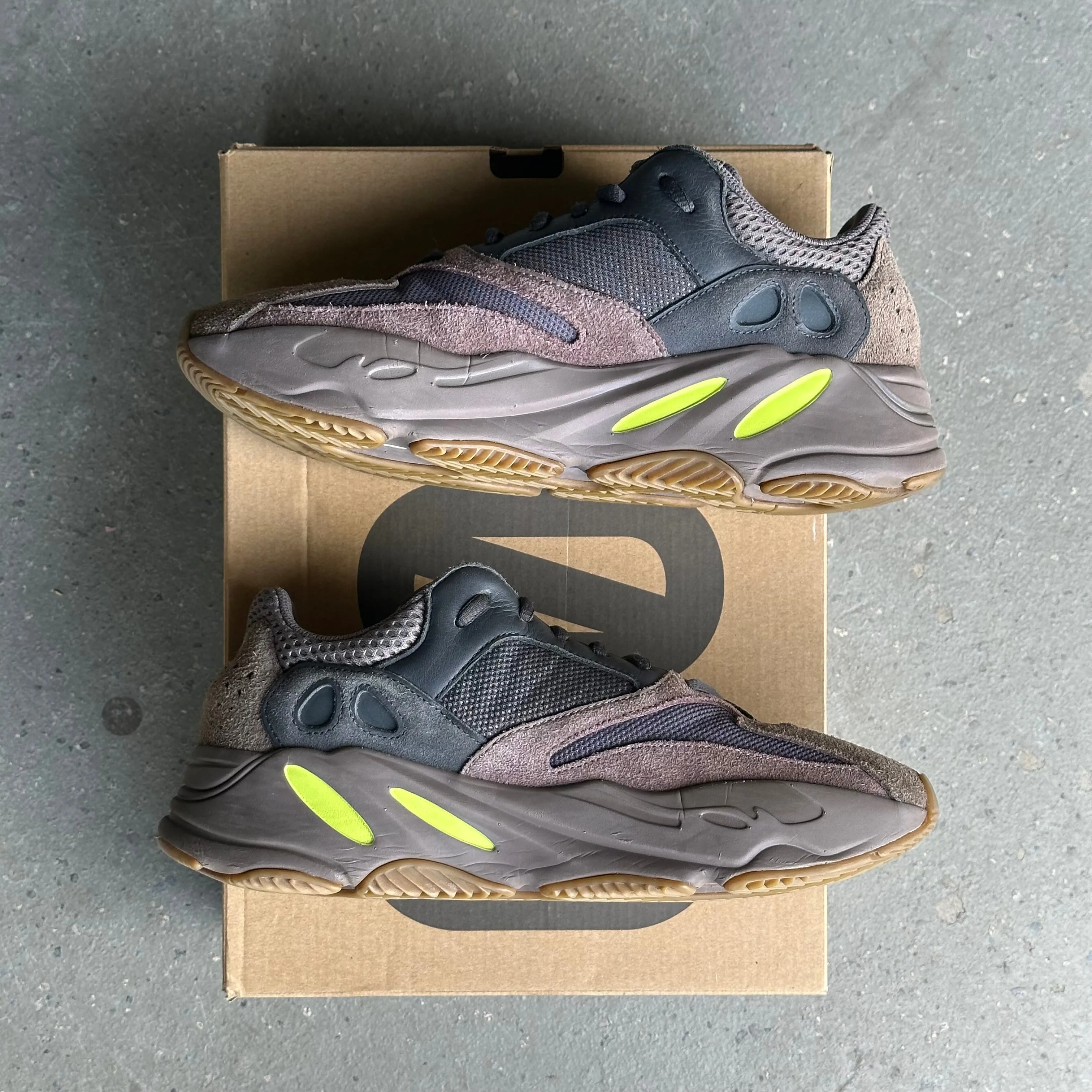 adidas Yeezy Boost 700 Mauve *pre-owned* (SIZE 8.5)
