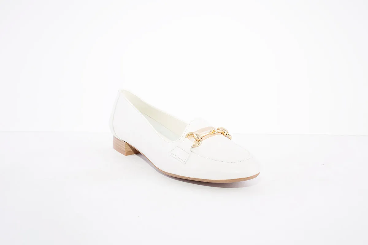 MARIA JAEN - 4023 FLAT LOAFER WITH GOLD CHAIN DETAIL - CREAM LEATHER